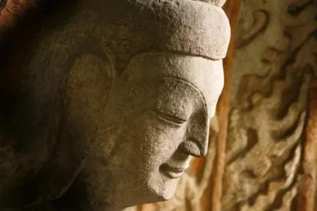 �Ƹ�ʯ�ߣ����Ա�κ��΢Ц